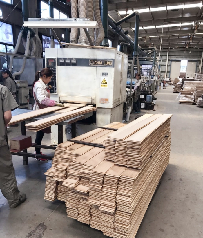 wholesale engineered oak wood flooring factory.jpg
