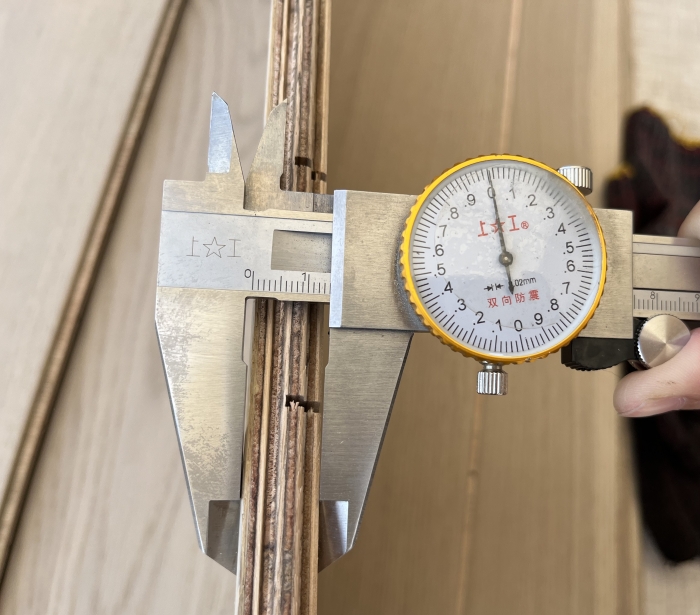 14mm oak uv lacquered engineered real wood flooring.jpg